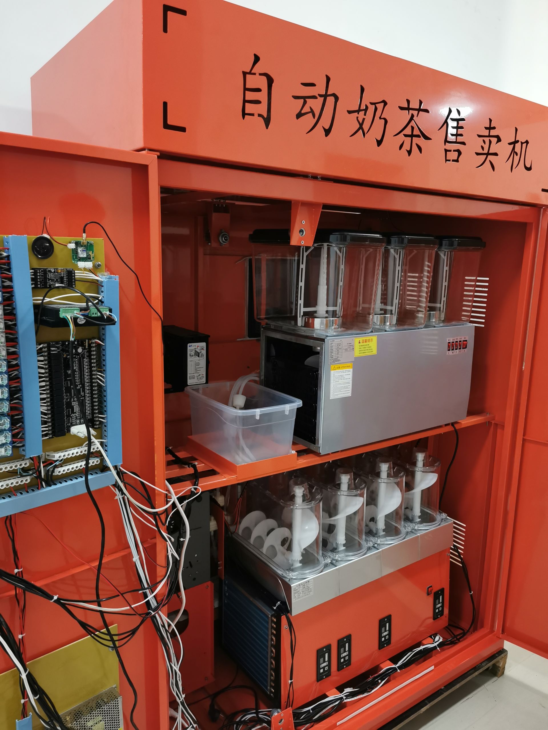 UM FST students’ smart milk tea vending machine wins first prize at